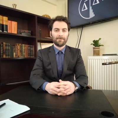 Panagiotis Iliopoulos Πανος Ηλιόπουλος δικηγόρος και ειδικος δικαστικός γραφολόγος στο γραφείο του στην Αθήνα